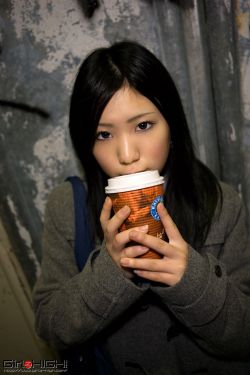 奶头被几个流浪汉吃肿了